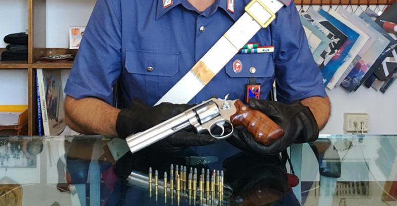 IN AUTO CON PISTOLA MATRICOLA ABRASA, ARRESTATO