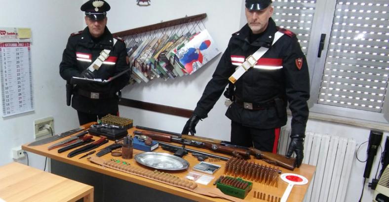 Cronaca Abruzzo - SICUREZZA: ARMI E DROGA IN CASA, ARRESTATO 39ENNE
