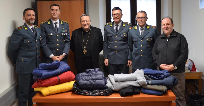 notizie Abruzzo - GDF DONA VESTITI SEQUESTRATI ALLA CARITAS