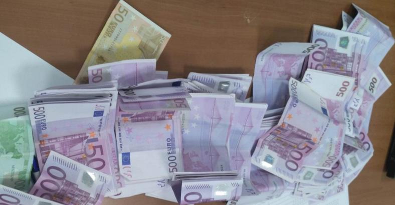 Cronaca Abruzzo - BELGA FERMATA IN AEROPORTO CON 63MILA EURO IN CONTANTI Cronaca Abruzzo - BELGA FERMATA IN AEROPORTO CON 63MILA EURO IN CONTANTI