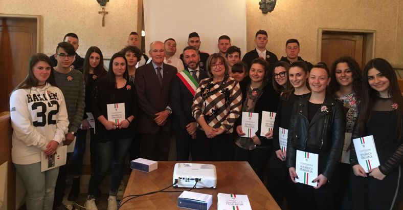 notizie Abruzzo - COSTITUZIONE: CONSEGNATA CARTA A NEO DICIOTTENNI