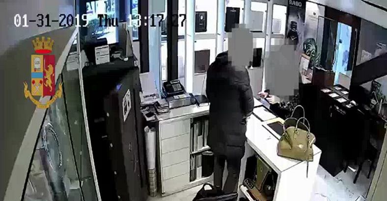 notizie Abruzzo - FURTI GIOIELLERIE, ARRESTATA LADRA SERIALE