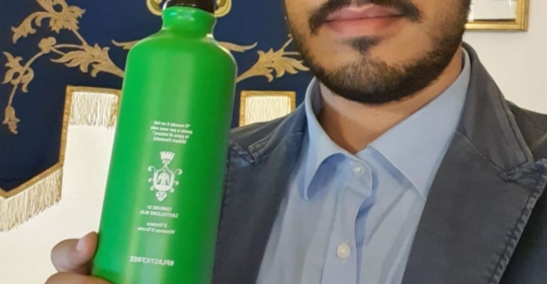 Ambiente Abruzzo - PLASTIC FREE: CASTIGLIONE DONA A STUDENTI BORRACCE DI ALLUMINIO Ambiente Abruzzo - PLASTIC FREE: CASTIGLIONE DONA A STUDENTI BORRACCE DI ALLUMINIO