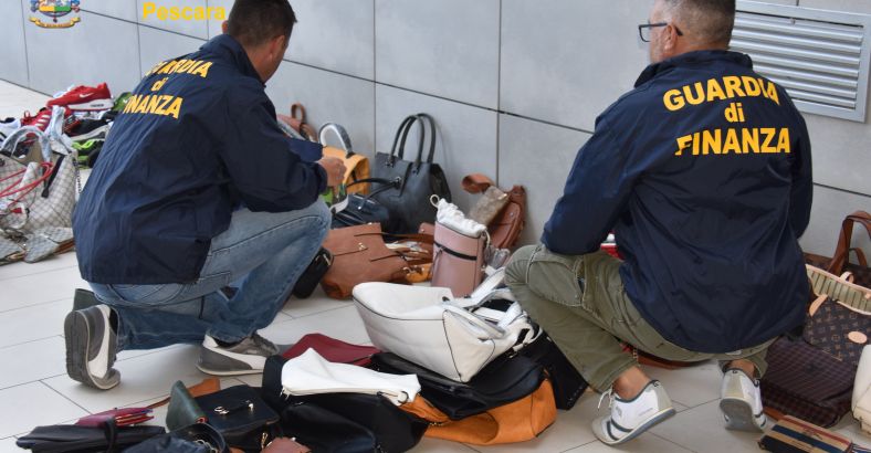 notizie Abruzzo - CONTRAFFAZIONE: GDF SEQUESTRA 300 CAPI ALTA MODA