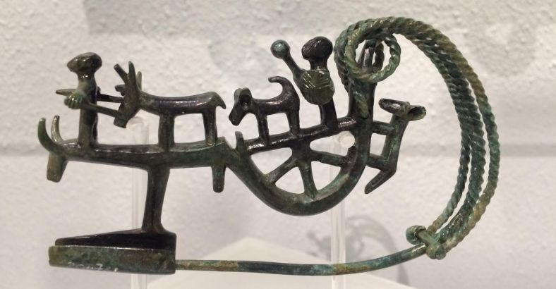 Cultura Abruzzo - ARCHEOLOGIA: ALLA SCOPERTA DELLA FIBULA DI PIZZOLI Cultura Abruzzo - ARCHEOLOGIA: ALLA SCOPERTA DELLA FIBULA DI PIZZOLI