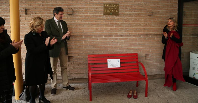 Politica Abruzzo - VIOLENZA SU DONNE: PANCHINA ROSSA IN CONSIGLIO ABRUZZO Politica Abruzzo - VIOLENZA SU DONNE: PANCHINA ROSSA IN CONSIGLIO ABRUZZO