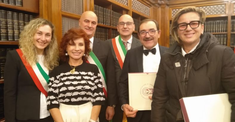 Ultime notizie di Cultura in Abruzzo - 100 AMBASCIATORI: ASSESSORE SGRIGNUOLI RITIRA PREMIO SENATO Ultime notizie di Cultura in Abruzzo - 100 AMBASCIATORI: ASSESSORE SGRIGNUOLI RITIRA PREMIO SENATO
