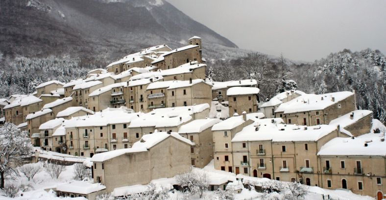Ultime notizie di Cronaca in Abruzzo - MONTAGNA: DUE FIOCCHI DI NEVE? STUDENTI PERDE LEZIONI