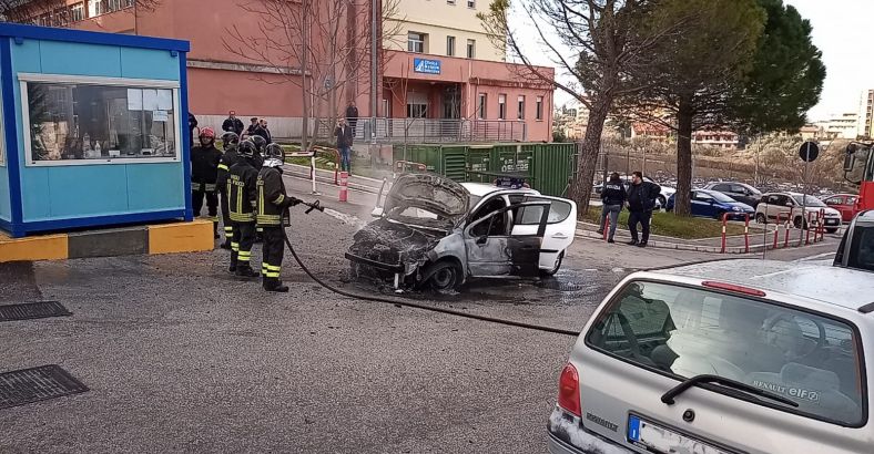 Cronaca Abruzzo - AUTO IN FIAMME DAVANTI PRONTO SOCCORSO CHIETI Cronaca Abruzzo - AUTO IN FIAMME DAVANTI PRONTO SOCCORSO CHIETI