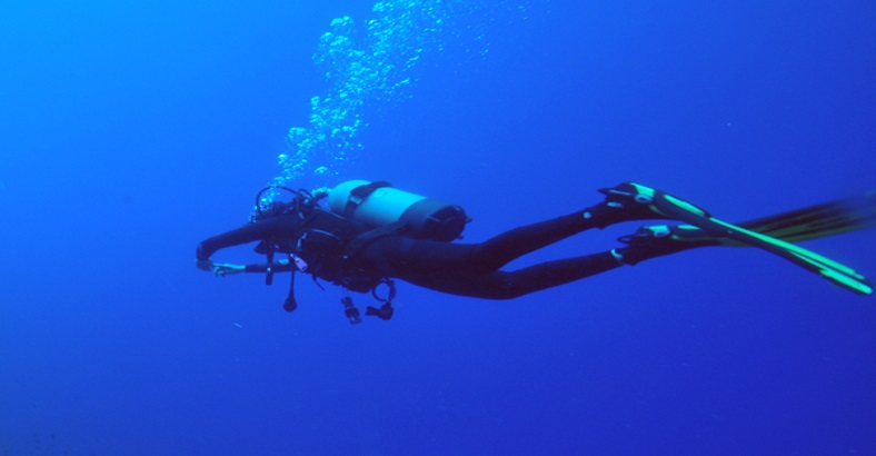 Cronaca Abruzzo - SUB SI IMMERGE IN MARE ABRUZZO E RINVIENE ALCUNI ORDIGNI BELLICI Cronaca Abruzzo - SUB SI IMMERGE IN MARE ABRUZZO E RINVIENE ALCUNI ORDIGNI BELLICI