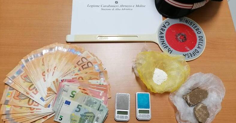 Cronaca Abruzzo - DROGA: CONTINUA A SPACCIARE AI DOMICILIARI, ARRESTATA 27ENNE ROM Cronaca Abruzzo - DROGA: CONTINUA A SPACCIARE AI DOMICILIARI, ARRESTATA 27ENNE ROM