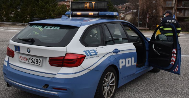 Cronaca Abruzzo - CORONAVIRUS: POLIZIA TROVA FURGONE RUBATO CARICO DI SANIFICANTI Cronaca Abruzzo - CORONAVIRUS: POLIZIA TROVA FURGONE RUBATO CARICO DI SANIFICANTI