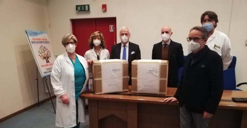 Ultime notizie di Cronaca in Abruzzo - CORONAVIRUS: ROTARY CONSEGNA 100 TUTE A OSPEDALE AVEZZANO Ultime notizie di Cronaca in Abruzzo - CORONAVIRUS: ROTARY CONSEGNA 100 TUTE A OSPEDALE AVEZZANO