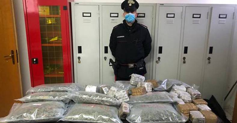 Ultime notizie di Cronaca in Abruzzo - DROGA: ARRESTATI DUE CORRIERI CON 26 KG TRA HASCISC E MARIJUANA Ultime notizie di Cronaca in Abruzzo - DROGA: ARRESTATI DUE CORRIERI CON 26 KG TRA HASCISC E MARIJUANA